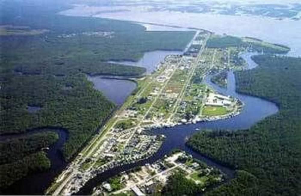 River Wilderness Waterfront Cabins Everglades City Exterior photo